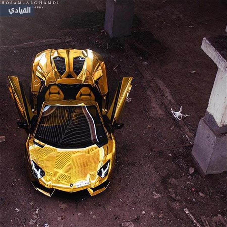 بالفيديو: سيارات ذهبية تخطف الأنظار في شوارع الرياض