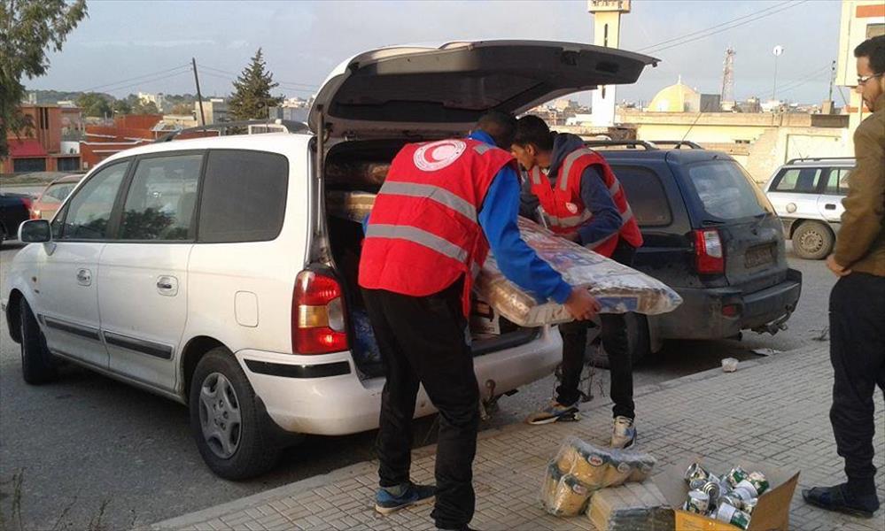 الهلال الأحمر بشحات يوزع المساعدات على النازحين