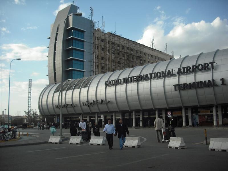 «ميكروباص» يصطدم بطائرة في مطار القاهرة