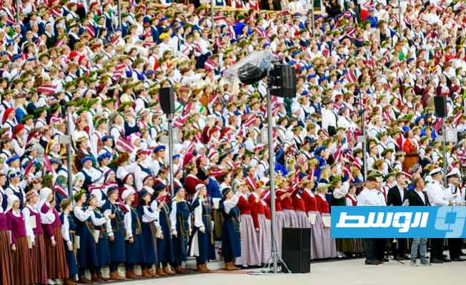 «150 سنة هوية».. عشرات الآلاف في لاتفيا يحتفلون بتقاليد غنائية فولكلورية