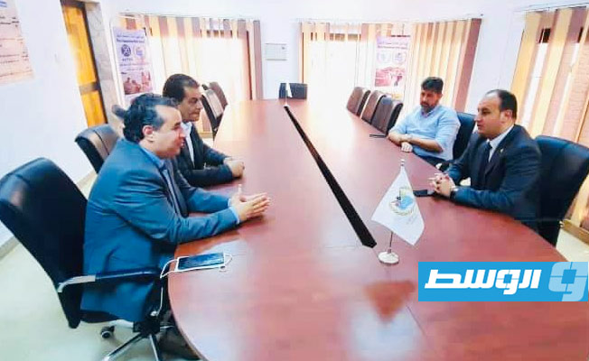 وزير شؤون المهجرين يزور مقر «الليبية للإغاثة» في بنغازي ويطلع على برامج عملها