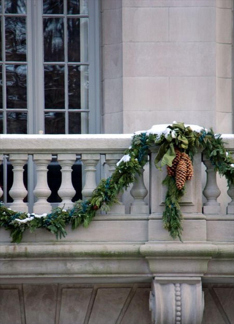 بالصور: تهيئة الشرفة لاستقبال الكريسماس