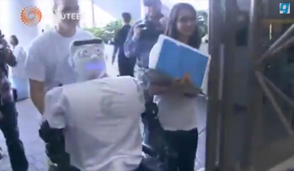 بالفيديو: «أثينا» أول روبوت يستقل طائرة