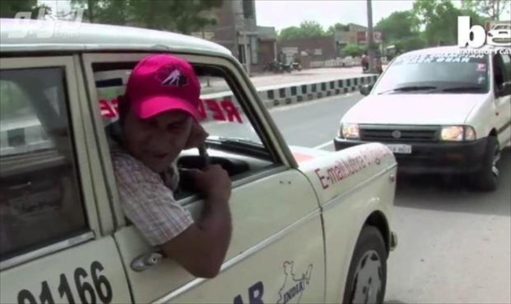 بالفيديو: هندي يقود سيارته للخلف فقط منذ 2003