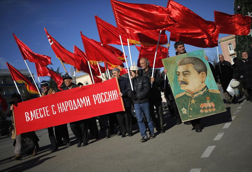 بالصور: روس يحيون ذكرى ميلاد ستالين بأجواء «سوفيتية»