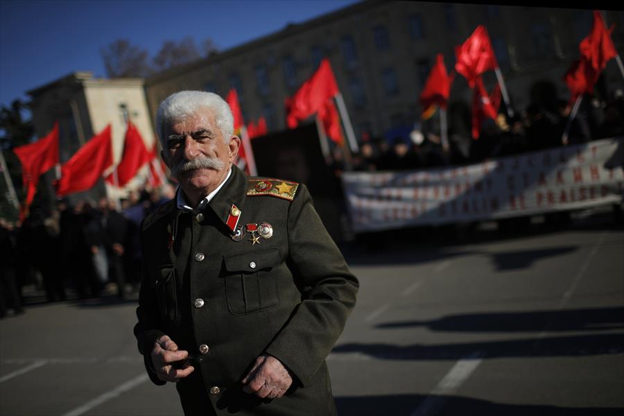 بالصور: روس يحيون ذكرى ميلاد ستالين بأجواء «سوفيتية»