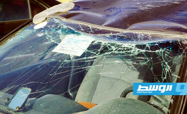 تضرر سيارة جراء حادث مروري على طريق المطار بطرابلس، 12 يناير 2024. (مديرية أمن طرابلس)