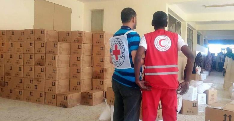 «الصليب الأحمر»: مساعدات غذائية لـ 10 آلاف شخص في سبها