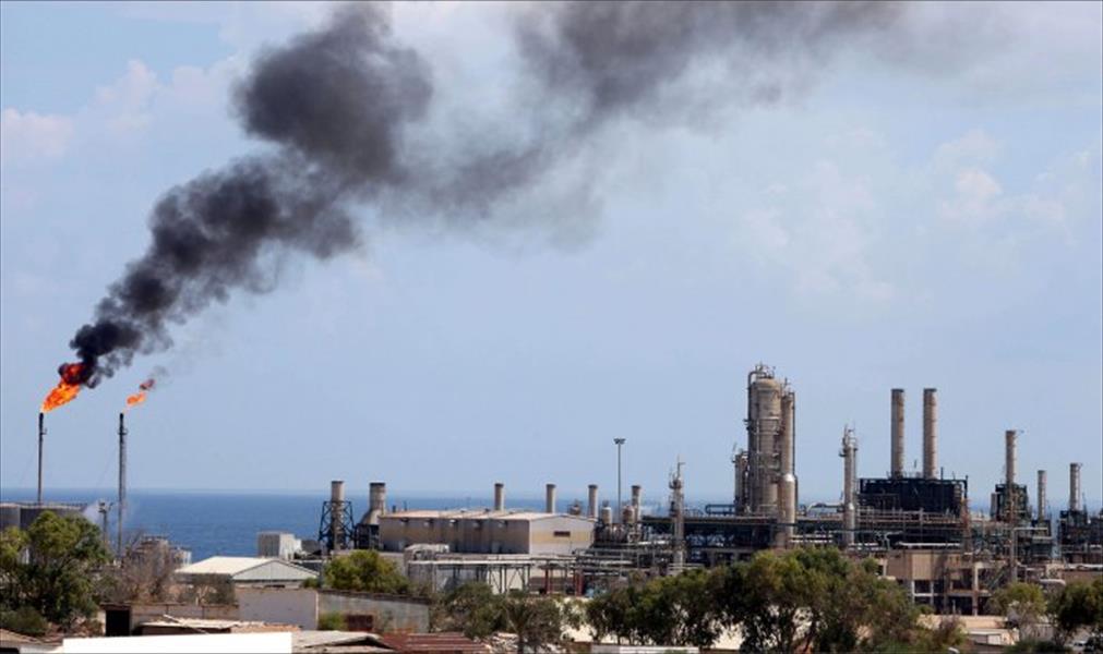 تراجع أسعار النفط بفعل تخمة المعروض وانخفاض إنتاج ليبيا