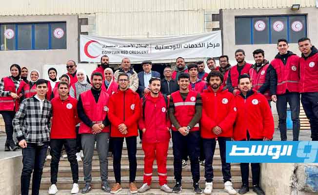 أعضاء بفريق الهلال الأحمر الليبي يتابعون سير المساعدات المقدمة لغزة (بلدية مصراتة)