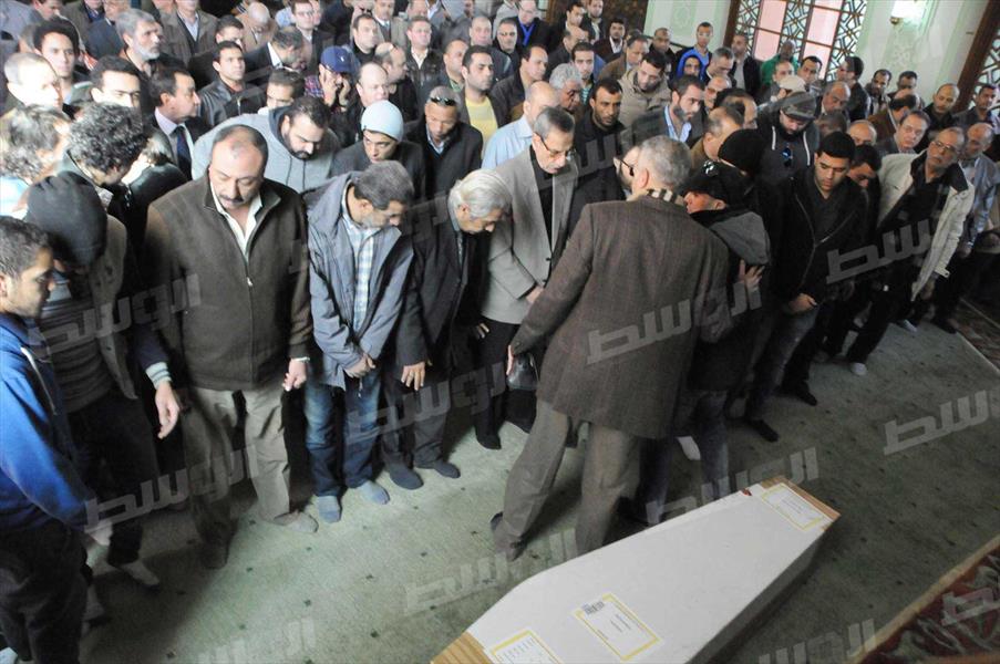 بالصور: السقا وحسين فهمي في جنازة المنتج حسن رمزي