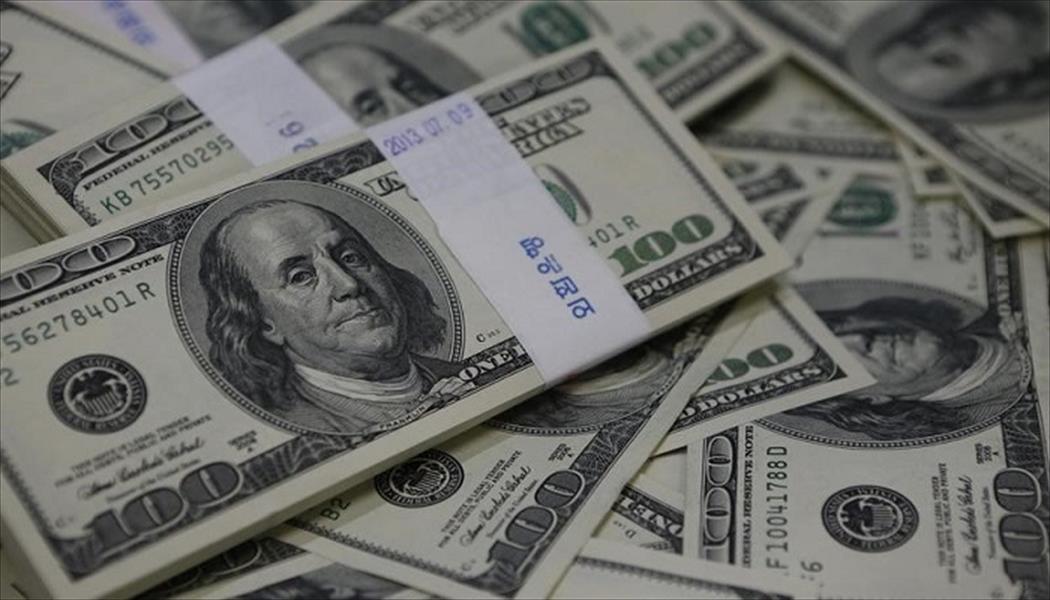 الدولار يرتفع أمام الفرنك السويسري واليورو