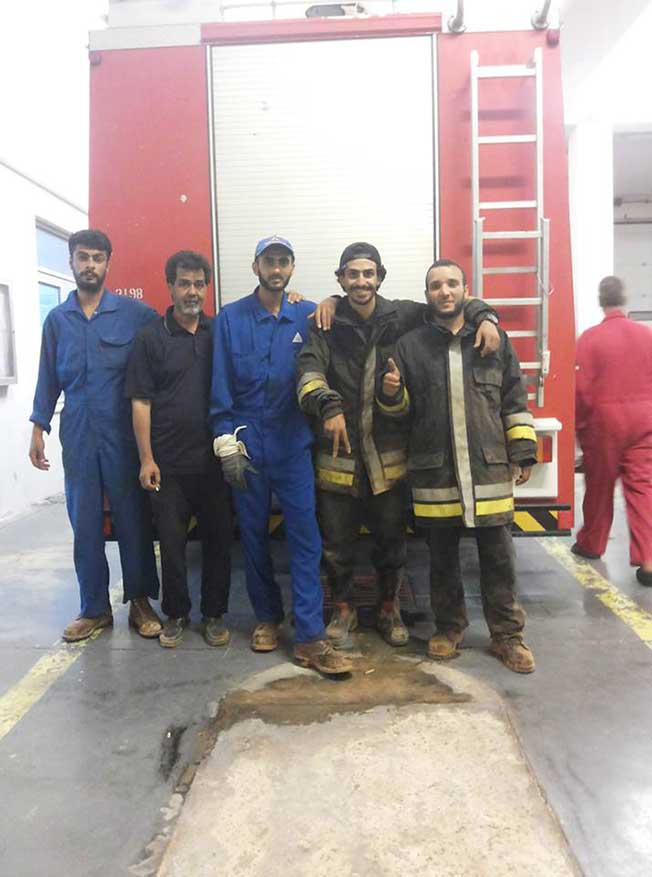 لقطة تذكارية لـ«رجال الأزمة» الذين نجحوا في إخماد الحرائق ومنع انتقالها لخزانات النفط الأخرى (شركة الهروج)