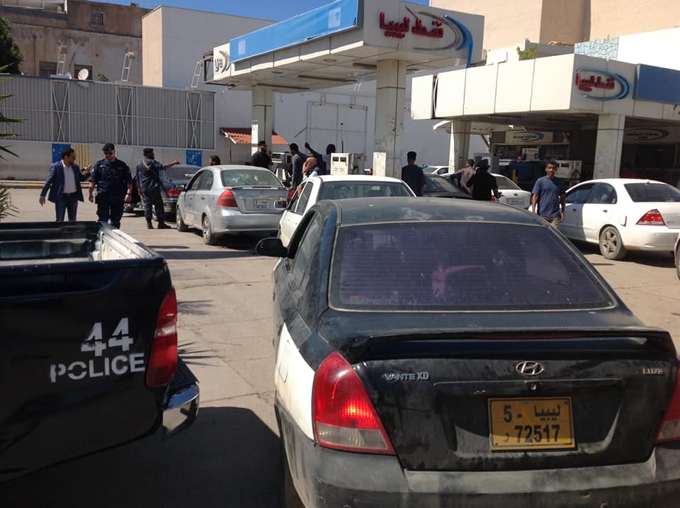 داخلية الوفاق تطمئن المواطنين على توفر الوقود بجميع المحطات وتحذر من الازدحام