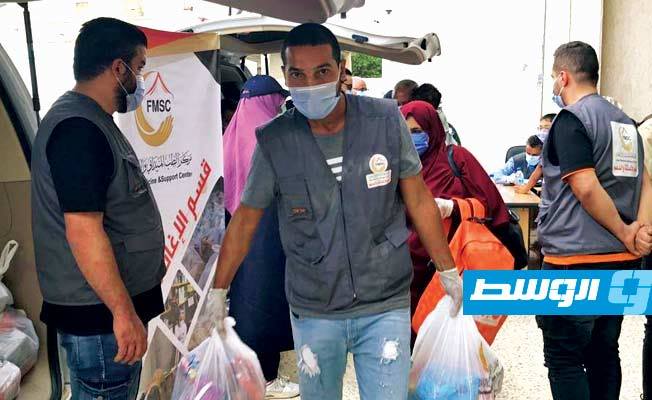 توزيع مساعدات على أسر نازحة من جنوب طرابلس في العجيلات