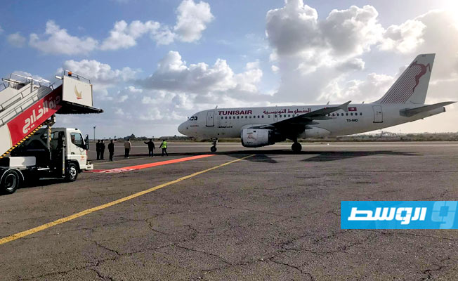 طائرة الرئيس التونسي قيس سعيد في مطار معيتيقة.