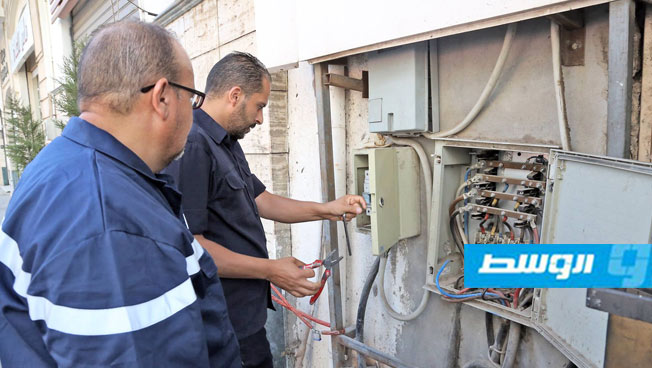 شركة الكهرباء تبدأ إزالة التوصيلات غير الشرعية ببلدية طرابلس المركز