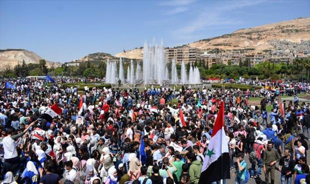 الآلاف من السوريين يحتفلون بـ«انتصارات» الجيش رداً على الضربات الغربية