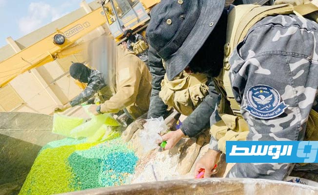 جانب من عملية ضبط المخدرات بميناء مصراتة (صفحة وزارة الداخلية على فيسبوك)