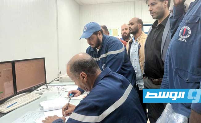 غرفة التحكم بمحطة كهرباء السرير جنوب شرق ليبيا حيث يبدأ الخط الهوائي الرابط مع أجدابيا. (الشركة العامة للكهرباء)