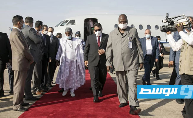 مراسم استقبال المنفي لدى وصله إلى مطار أبوجا، الاثنين 24 مايو 2021. (المكتب الإعلامي لرئيس المجلس الرئاسي)