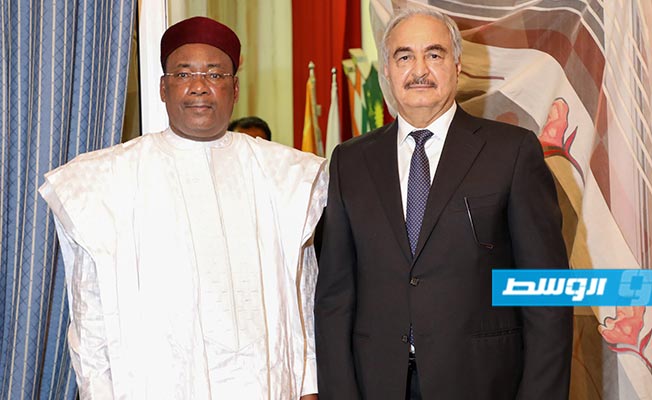 حفتر يصل النيجر بدعوة من رئيسها (فيديو)