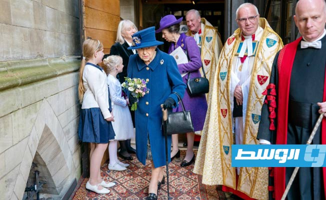 ملكة بريطانيا الراحلة إليزابيث الثانية (وسط) وابنتها الأميرة آن تغادرن كنيسة وستمنستر أبي بعد حضورهما قداساً في 12 أكتوبر 2021. (أ ف ب)
