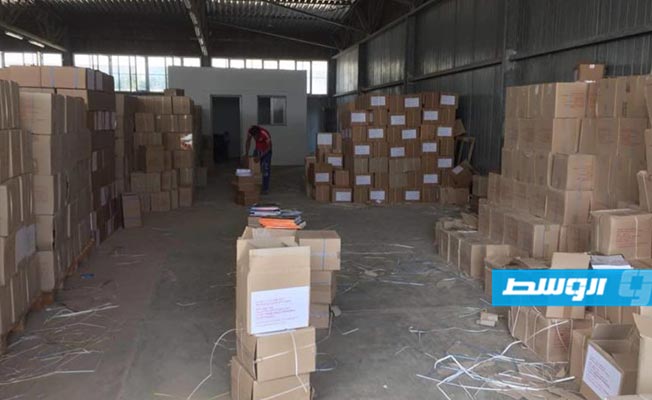 توزيع الكتب على مدارس بنغازي