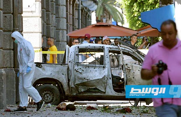 صورة متداولة لسيارة استخدمت في تفجير انتخاري وسط العاصمة التونسية. (الإنترنت)