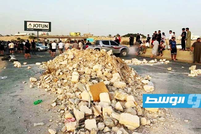 Demonstrators Block the Coastal Road in Janzour to Protest Power Outages