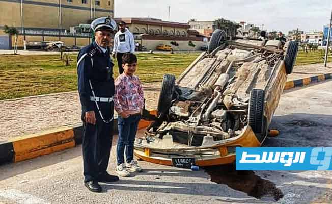 موقع انقلاب سيارتين على طريق الشط في طرابلس، 5 يناير 2024. (مديرية أمن طرابلس)