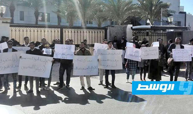 وقفة احتجاجية لحراك معيدي وأوائل الجامعات أمام مقر المجلس الرئاسي