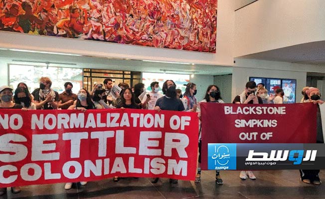 المتظاهرون داخل بهو متحف بروكلين في نيويورك دعما لغزة، الجمعة 31 مايو 2024 (الإنترنت)