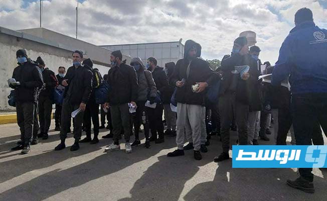 مهاجرون من الجنسية المصرية جرى ترحيلهم عبر مطار معيتيقة الدولي (جهاز مكافحة الهجرة غير الشرعية - فرع طرابلس)