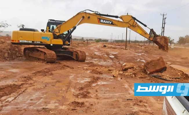 جانب من رفع آثار السيول بالفرع البلدي بنينا (بلدية بنغازي على فيسبوك)