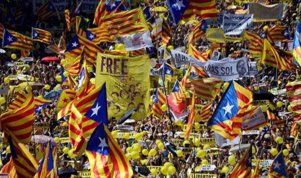 تظاهرة ضخمة في برشلونة احتجاجا ًعلى اعتقال انفصاليين كتالونيين