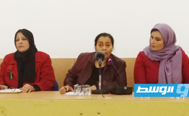 الصحفية سالمة المدني أثناء إدارتها للفاعلية، وعلى اليمين الشاعرة هناء المريض (بوابة الوسط)