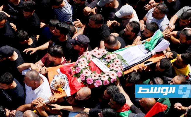تشييع جثمان شاب فلسطيني قتل برصاص مدنيين إسرائيليين في الضفة الغربية