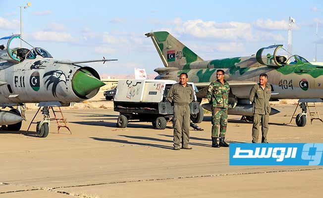 مقاتلتي «ميغ» من طراز أقدم متمركزتان بقاعدة الجفرة الجوية، صورة نشرتها قوات القيادة العامة، الأربعاء 2 نوفمبر 2022. (شعبة الإعلام الحربي)