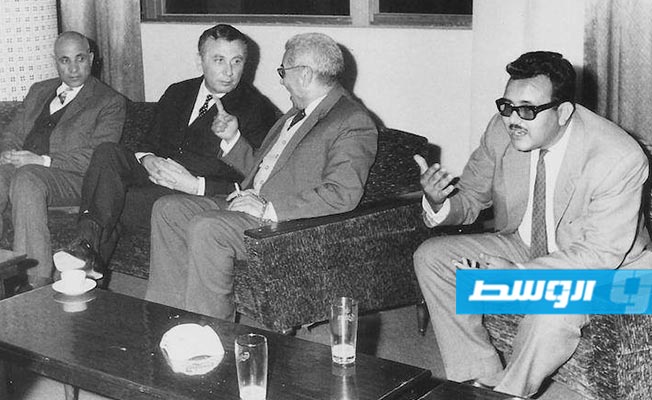 الدكتور مصباع عريبي ونزار قباني اثناء زيارة للجامعة الليبية في بنغازي سنة 1969