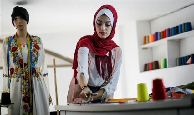 مصممة أزياء في غزة تعرض أزياءها عبر «إنستغرام»