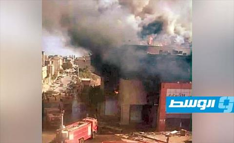 عمود دخان يتصاعد جراء حريق سوق تجارية في شارع عرادة، 10 يوليو 2020، (هيئة السلامة الوطنية طرابلس)