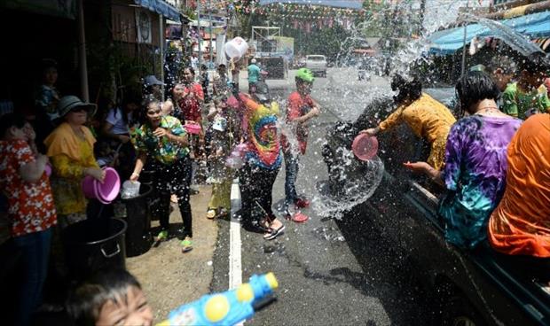 تايلاند تستقبل السنة البوذية بمعارك مائية في الشوارع