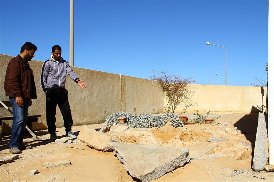 «فجر ليبيا» تطلق 3 صواريخ على حي سكني برأس لانوف