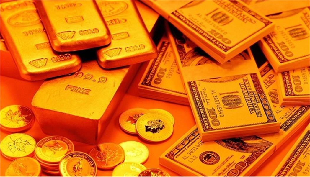 الذهب يرتفع 1 % مع تراجع الدولار والأسهم