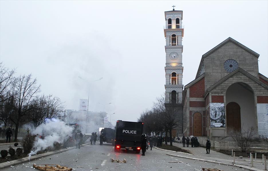 اشتباكات عنيفة بين الشرطة ومحتجين في كوسوفو (صور)