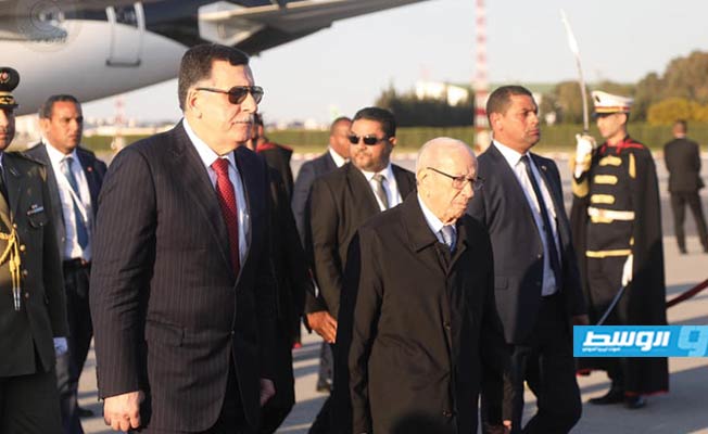 السبسي يستقبل السراج لدى وصوله إلى تونس للمشاركة في القمة العربية