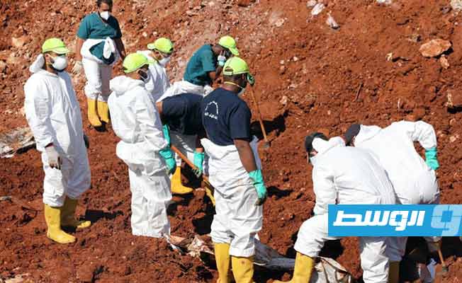 فرق هيئة المفقودين أثناء إعادة تنظيم دفن ضحايا العاصفة «دانيال» في درنة. (هيئة البحث والتعرف على المفقودين)