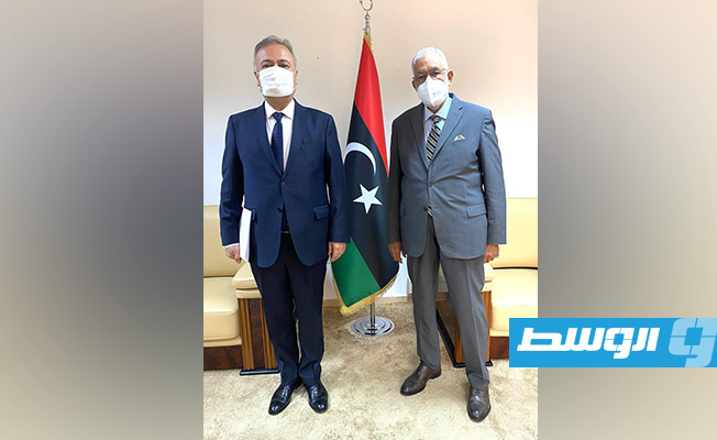 لقاء سيالة مع السفير التركي الجديد لدى ليبيا كنعان يلمز. (وزارة الخارجية الليبية)