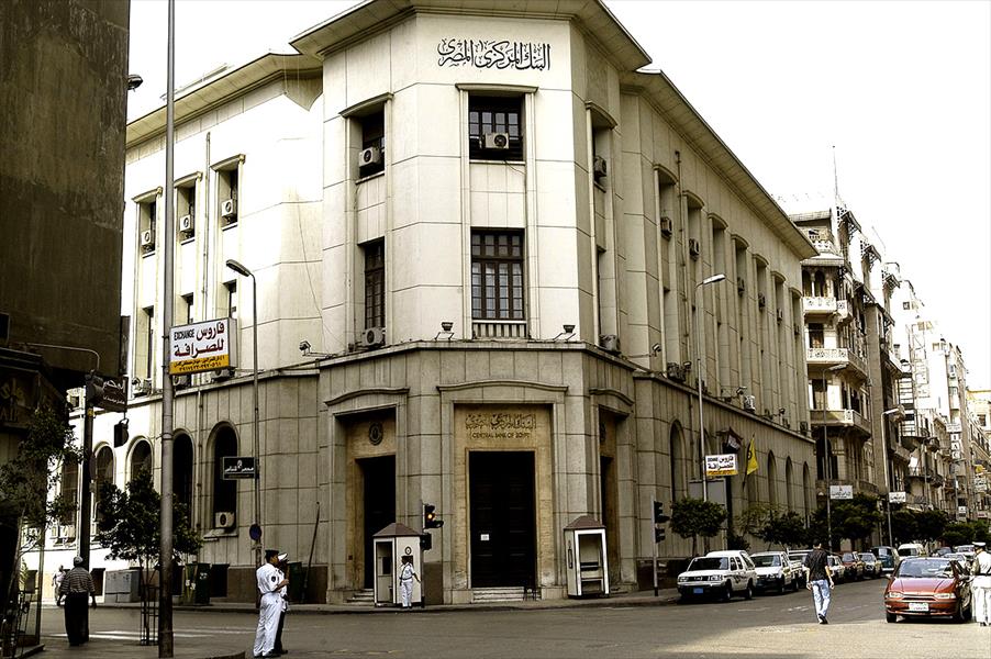 «المركزي المصري» يسمح للبنوك بتوسيع هامش بيع وشراء الدولار إلى 10 قروش